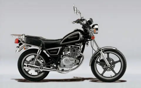 Czarny motocykl Suzuki GN 125 z chromowanymi elementami, siedzeniem pasażera i bagażnikiem.
