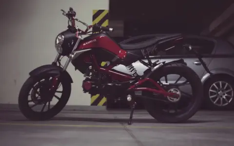 Czerwony Kymco K-Pipe, idealny do obliczenia stosunku mocy do masy.