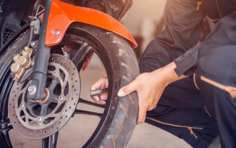Sprawdzanie ciśnienia w oponach skutera 50cc to klucz do bezpiecznej jazdy. Dbałość o właściwe ciśnienie zapewnia komfort i stabilność.