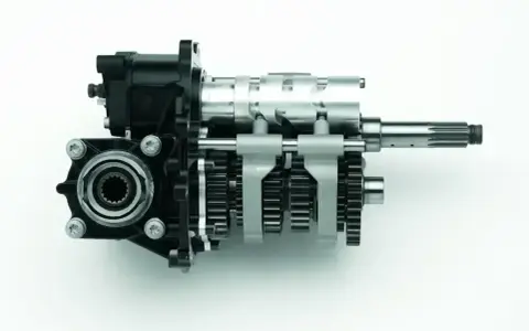Rysunek przedstawia mechanizm skrzyni biegów w motorze, z widocznymi wałkami i zębatkami.