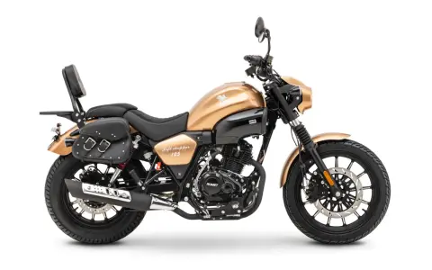 Złoty Romet Soft Chopper 125, gotowy do odblokowania pełnej mocy. Klasyczny styl, skórzane sakwy i wygodne oparcie.