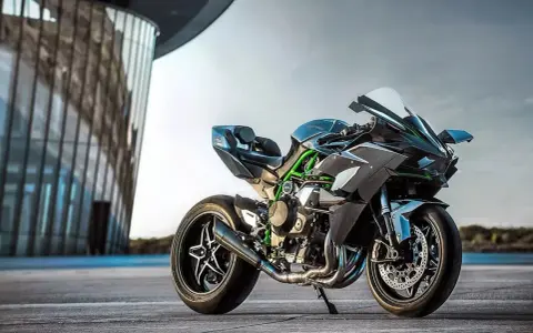 Czarny Kawasaki H2R z zielonym stelażem, gotowy do osiągnięcia 0-100 km/h w mgnieniu oka. Futurystyczny design i moc na wyciągnięcie ręki.