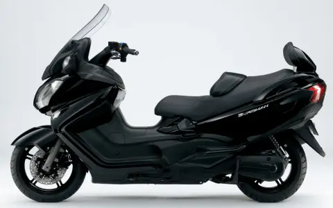 Czarny skuter Suzuki Burgman 650, zgrabny i mocny, gotowy na każdą trasę, niczym v-max w świecie maxi skuterów.