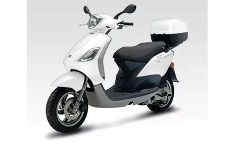 Biały skuter Piaggio Fly 125 z kufrem. Poznaj piaggio fly 125 dane techniczne.
