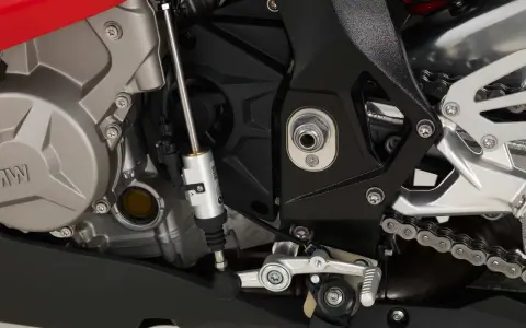 Mechanizm quickshifter co to? Widok na silnik motocykla BMW z elementami układu zmiany biegów.