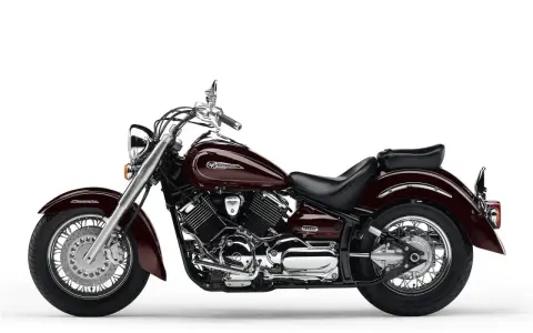 Ciemnobordowy motocykl Yamaha Drag Star 1100, klasyczny cruiser. Jego waga jest optymalna do komfortowej jazdy.
