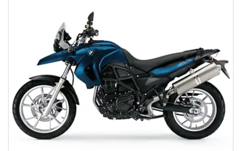 Niebieski motocykl BMW F 650 GS, idealny do podróży. Sprawdź jego dane techniczne!