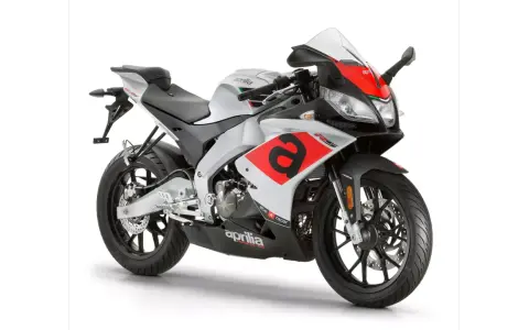 Srebrno-czerwona Aprilia RS 125 gotowa do dynamicznego przyspieszenia 0-100 km/h.