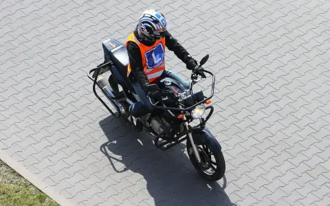 Osoba w kamizelce z literą "L" na motocyklu, przygotowuje się do egzaminu na prawo jazdy kategorii A2. Od ilu lat można zdawać?