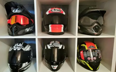 Kolekcja kasków motocyklowych: od wyścigowych po terenowe. Czy wśród nich jest najcichszy kask szczękowy?