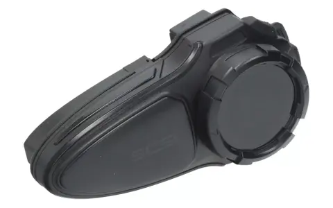 Czarny moduł SCSi, który jest rodzajem interkomu motocyklowego, do komunikacji podczas jazdy.