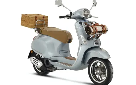 Stylowe skutery retro 125 z wiklinowym koszem i kocem, idealne na piknik.