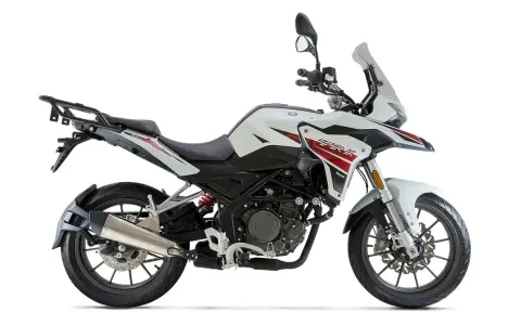 Biały motocykl Benelli TRK 251 z czerwonymi akcentami, gotowy do przygody. Sprawdź benelli trk 251 dane techniczne.