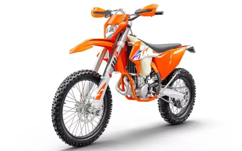 Pomarańczowy motocykl KTM EXC 450, gotowy do akcji. Zastanawiasz się, ktm exc 450 ile koni ma pod maską?