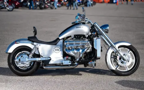 Srebrny motocykl Boss Hoss V8 z potężnym silnikiem V8, błyszczącymi chromowanymi elementami i masywnymi kołami.