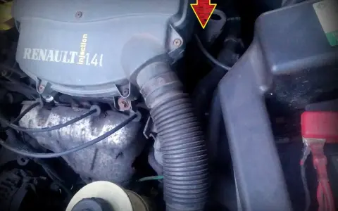 Silnik Renault 1.4 Injection. Czerwona strzałka wskazuje miejsce, które może być przyczyną braku iskry.
