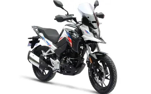 Nowy motocykl 125cc gotowy do docierania. Biało-czarny z czerwono-niebieskimi akcentami, z wysoką szybą i bagażnikiem.