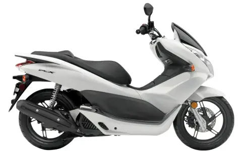 Biały skuter Honda PCX 125, idealny do miasta. Sprawdź honda pcx 125 dane techniczne i ciesz się jazdą.