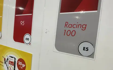 Dwa rodzaje paliwa: 95 E10 i Racing 100 E5. Wybierz paliwo 100 oktanowe dla lepszych osiągów.