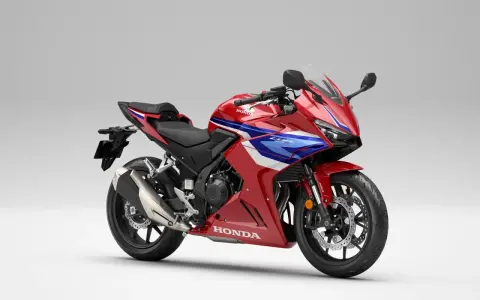 Sportowy motocykl Honda seria CBR w czerwono-niebiesko-białych barwach, gotowy do dynamicznej jazdy.
