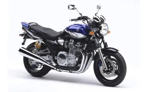 Klasyczny motocykl Yamaha XJR 1300 w kolorze niebiesko-czarnym. Poznaj jego yamaha xjr 1300 dane techniczne i poczuj moc.