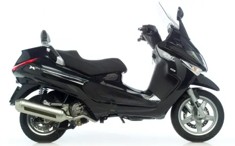 Czarny Piaggio Xevo 125, gotowy do jazdy. Poznaj jego piaggio xevo 125 dane techniczne i poczuj wolność.