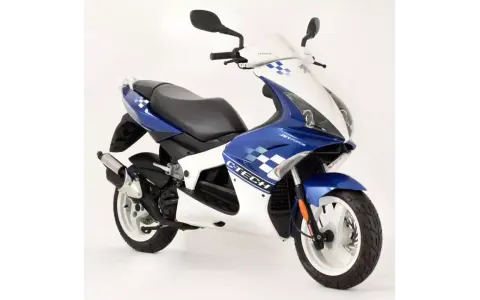Sportowy skuter Peugeot Jet Force 50 w biało-niebieskich barwach z motywem szachownicy.