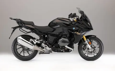 Czarny motocykl BMW R1200RS z widocznym silnikiem typu bokser i złotymi elementami zawieszenia. Dane techniczne tego modelu są imponujące.