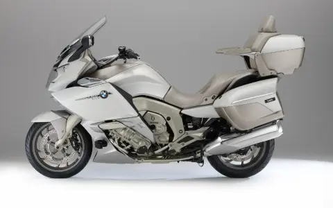 Elegancki motocykl BMW K1600GTL w kolorze perłowej bieli i beżu. Poznaj jego bmw k1600gtl dane techniczne i ciesz się komfortem podróży.