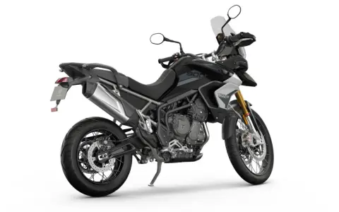 Czarny motocykl Triumph Tiger 900, gotowy na przygody. Sprawdź jego dane techniczne!