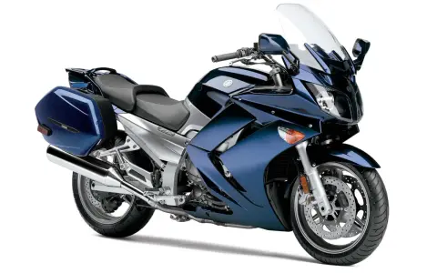 Granatowy motocykl Yamaha FJR 1300, z kuframi. Wady tego modelu to m.in. wysoka cena i waga.