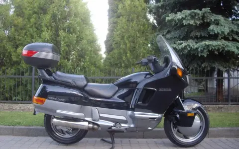 Czarny motocykl Honda Pacific Coast z kufrem. Poznaj honda pc 800 dane techniczne i poczuj wolność na drodze.