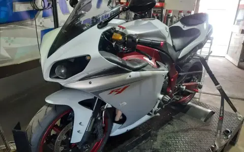 Sportowy motocykl Yamaha R1, biało-szary, z czerwonymi akcentami, przygotowywany do jazdy na A2.