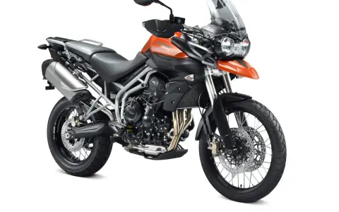 Pomarańczowy motocykl adventure, idealny do długich podróży. Sprawdź jego **triumph tiger 800 dane techniczne** i ruszaj na przygodę!