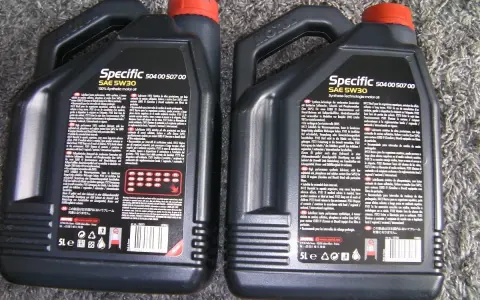 Dwie czarne bańki oleju silnikowego Motul Specific SAE 5W30. Sprawdzenie oryginalności produktu jest kluczowe.