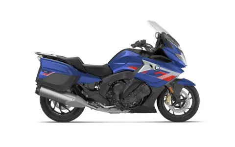 Niebieski motocykl BMW K1600GT z czerwonymi pasami. Poznaj jego bmw k1600gt dane techniczne.