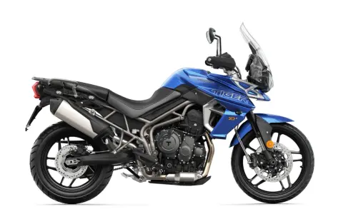 Niebieski motocykl Triumph Tiger 800 XRX Low gotowy na przygodę.
