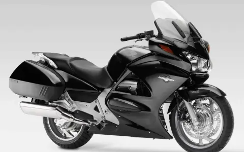 Czarny motocykl Honda Pan European z kuframi, gotowy na długie podróże.