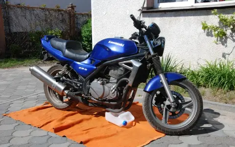 Niebieski motocykl Kawasaki ER-5, idealny na prawo jazdy kat B, motocykl 250. Gotowy do jazdy po wymianie oleju.