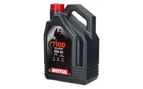 Czarny kanister z olejem Motul 7100 10W-40. Czy Motul to dobry olej? Tak, to syntetyczny olej do motocykli.