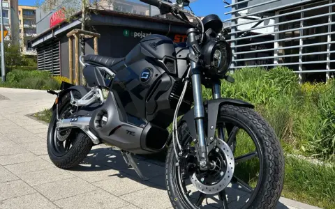 Czarny motocykl Super Soco TC. Dowiedz się, jak zabezpieczyć motocykl przed kradzieżą, stosując najlepsze metody.