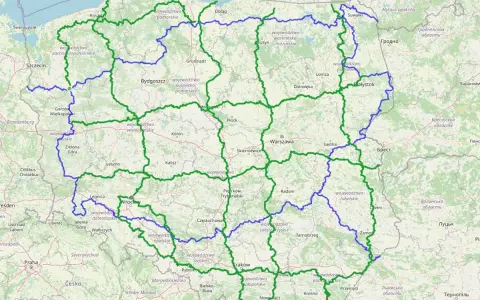 Gotowe trasy motocyklowe na mapie Polski, zaznaczone zielonymi i niebieskimi liniami, prowadzą przez malownicze regiony i miasta.