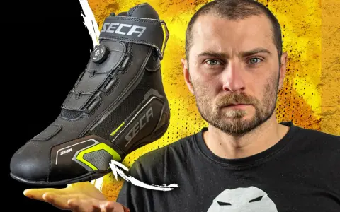 Mężczyzna prezentuje buty motocyklowe SECA. Zastanawiasz się, jakie buty na motocykl wybrać? Ten model to świetna opcja.