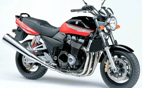 Czerwono-czarny motocykl Suzuki GSX1400. Zastanawiasz się, ile pali motocykl? Ten klasyk z pewnością zapewni niezapomniane wrażenia z jazdy.