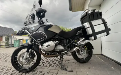 Gotowy na przygodę? Ten motocykl na bezdroża, BMW GS Adventure, czeka na odkrywanie nowych szlaków.