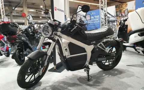 Stylowe motocykle elektryczne na kat B. Czarny Horwin CR6 z klasycznym designem, obok innych elektryków.