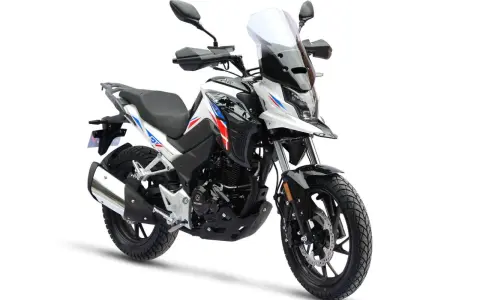 Nowy motor, idealny dla kierowców od 16 lat. Biało-czarny z czerwono-niebieskimi akcentami, gotowy na przygody.