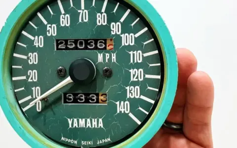 Jaki przebieg dla motocykla jest duży? Ten licznik Yamahy pokazuje 25036 mil, co jest sporym wynikiem.