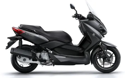 Czarny skuter Yamaha X-MAX 125, gotowy do osiągnięcia swojej maksymalnej prędkości.