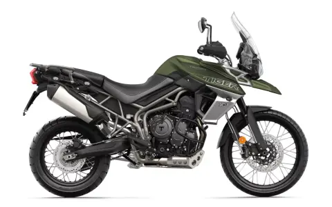 Zielony motocykl Triumph Tiger 800 XC, gotowy na przygodę. Sprawdź jego dane techniczne!
